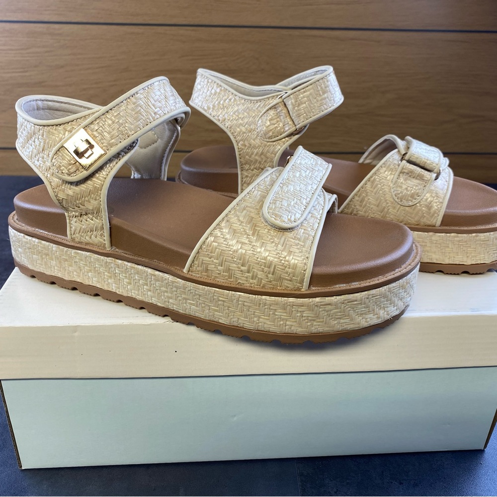 SOS Women’s Platform Natural Beige Platform Sandals‎ size 8.5 NEW